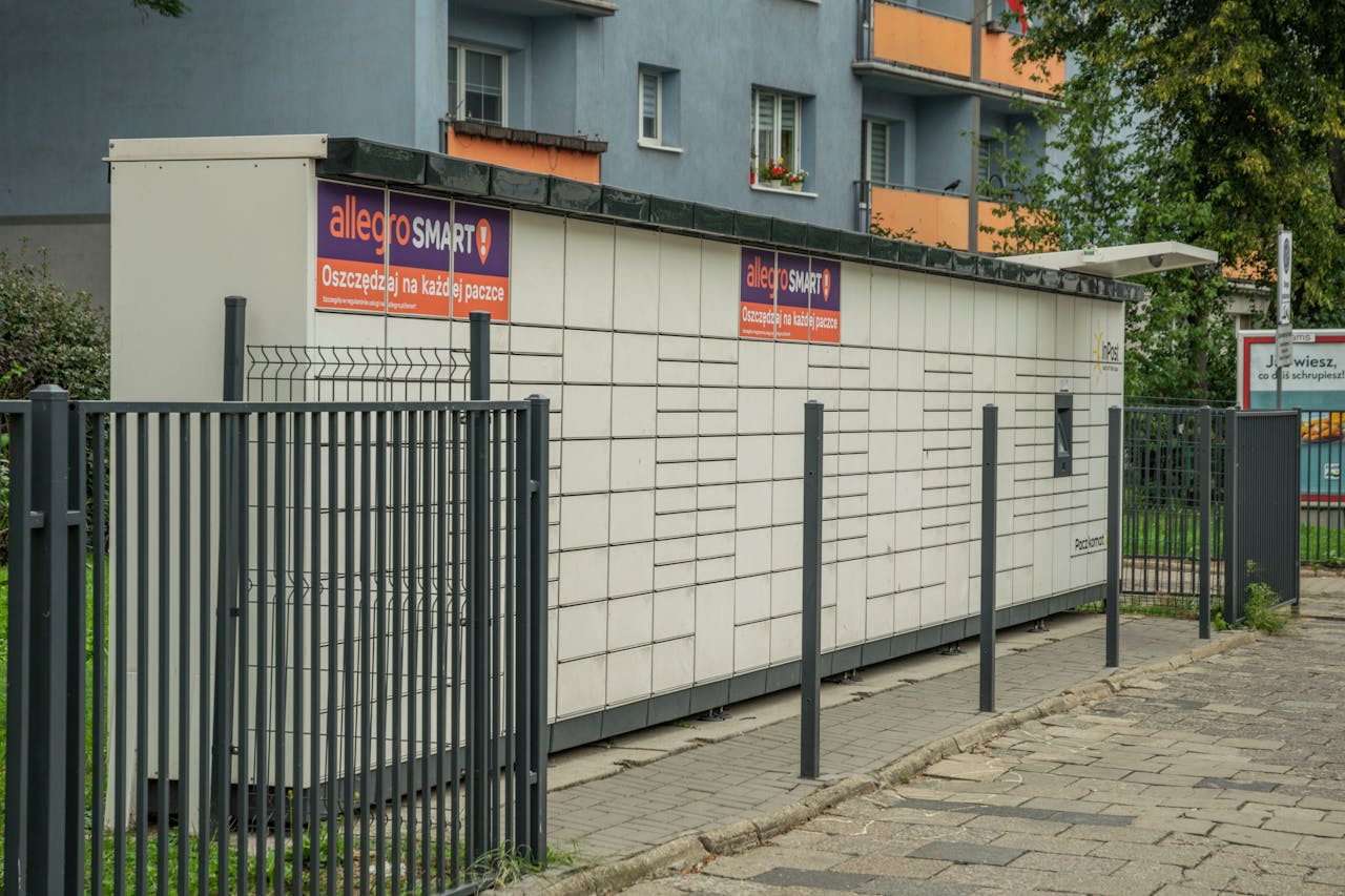 Paczkomat Allegro One przy budynku mieszkalnym – symbol sprzedaży internetowej i e-commerce w Polsce.