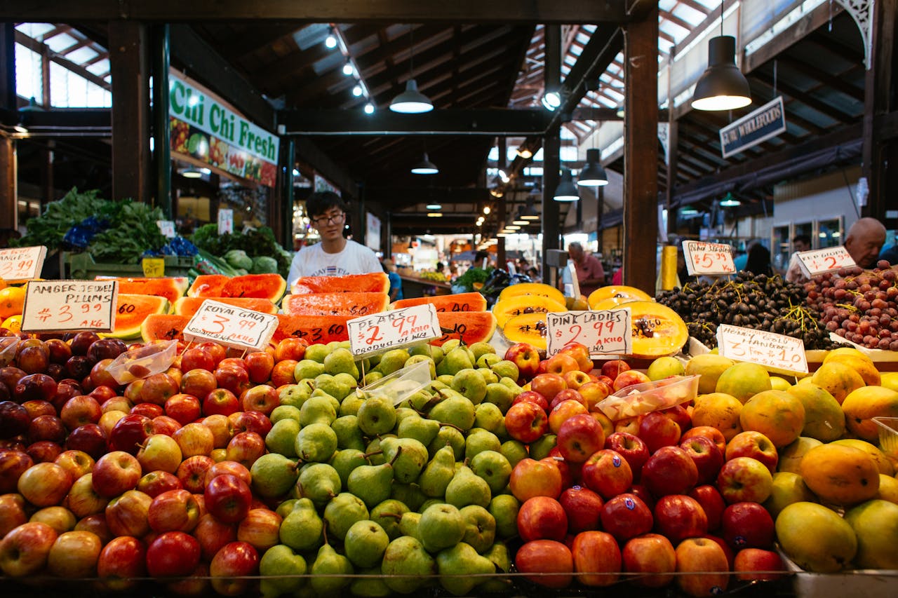 Stoisko z owocami na targowisku – symbol kontroli jakości i działań Inspekcji Handlowej na bazarach.