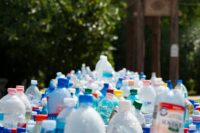 Zbliżenie na plastikowe butelki przeznaczone do recyklingu – ilustracja kontroli opakowań pod kątem spełniania norm ekologicznych.