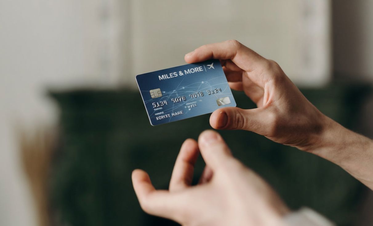 Osoba trzymająca kartę programu lojalnościowego Miles & More – symbol korzyści i możliwych nadużyć w programach lojalnościowych.
